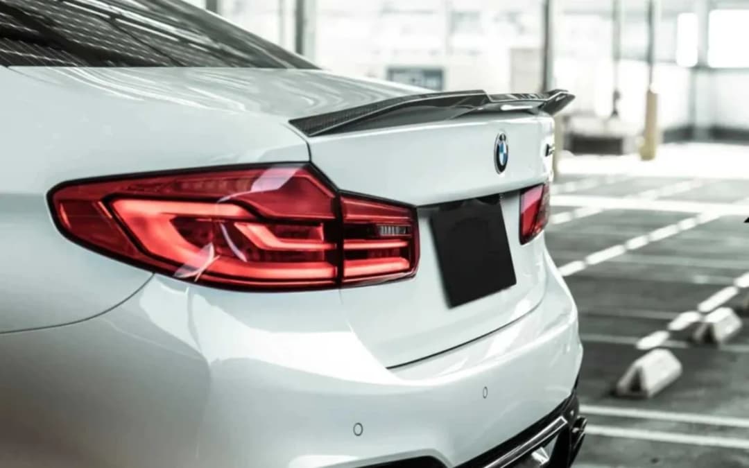 Spoiler do BMW G30: Jak wybrać idealny i poprawić aerodynamikę samochodu?