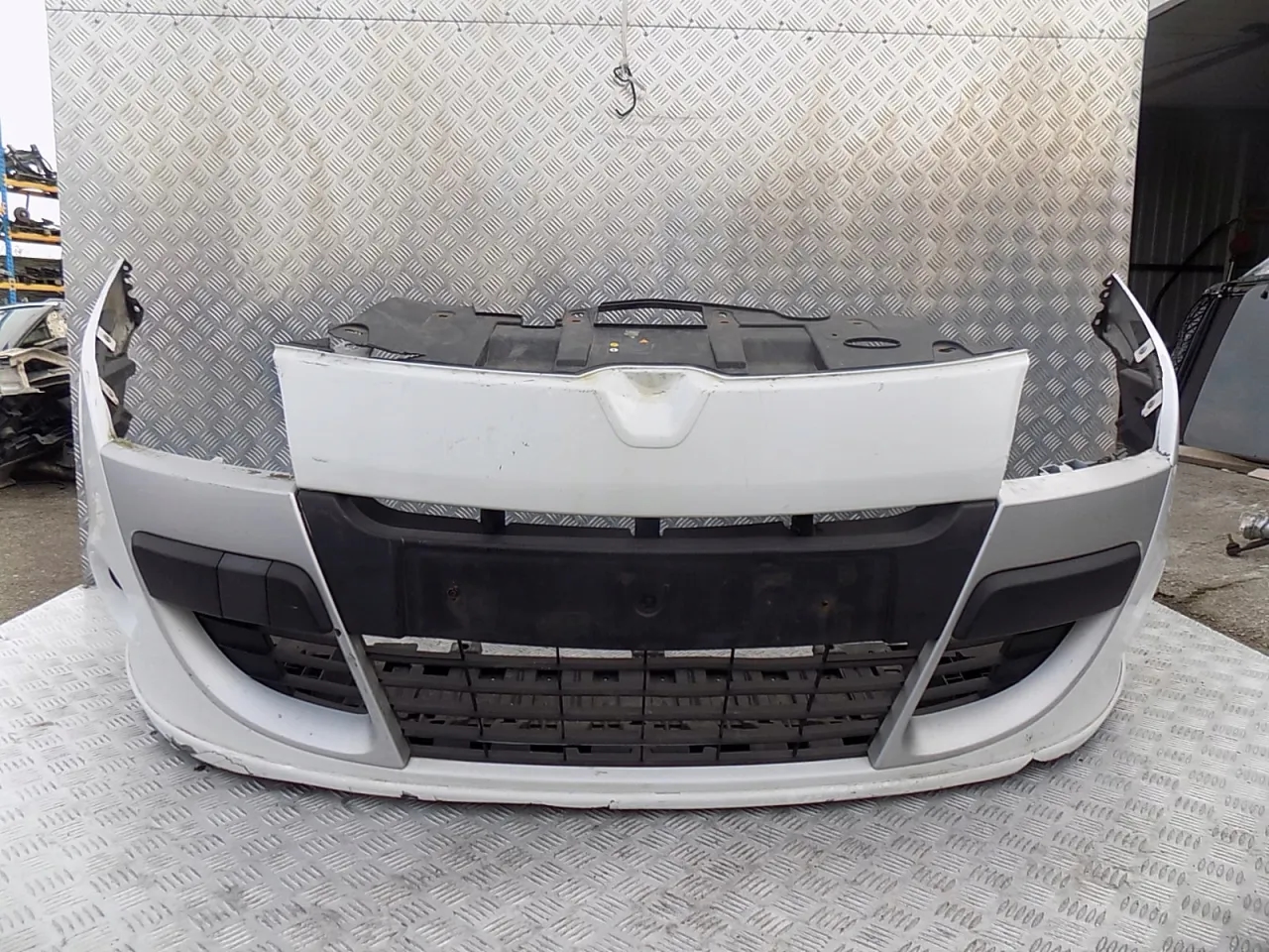 Jak łatwo i bezpiecznie zdjąć przedni zderzak w Renault Megane III – krok po kroku